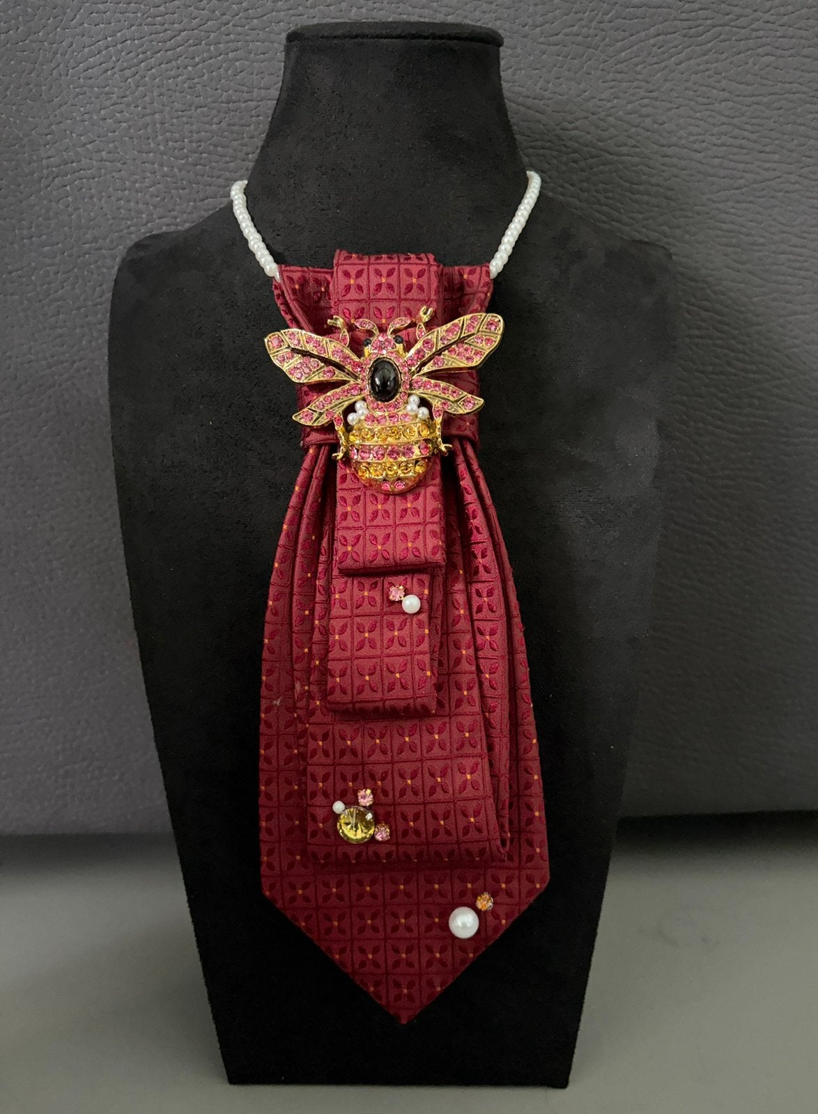 Stropdasketting “Burgundy Bee”., Sieraden, Tassen en Uiterlijk, Overige materialen, Verstelbaar, Overige kleuren, Ophalen of Verzenden