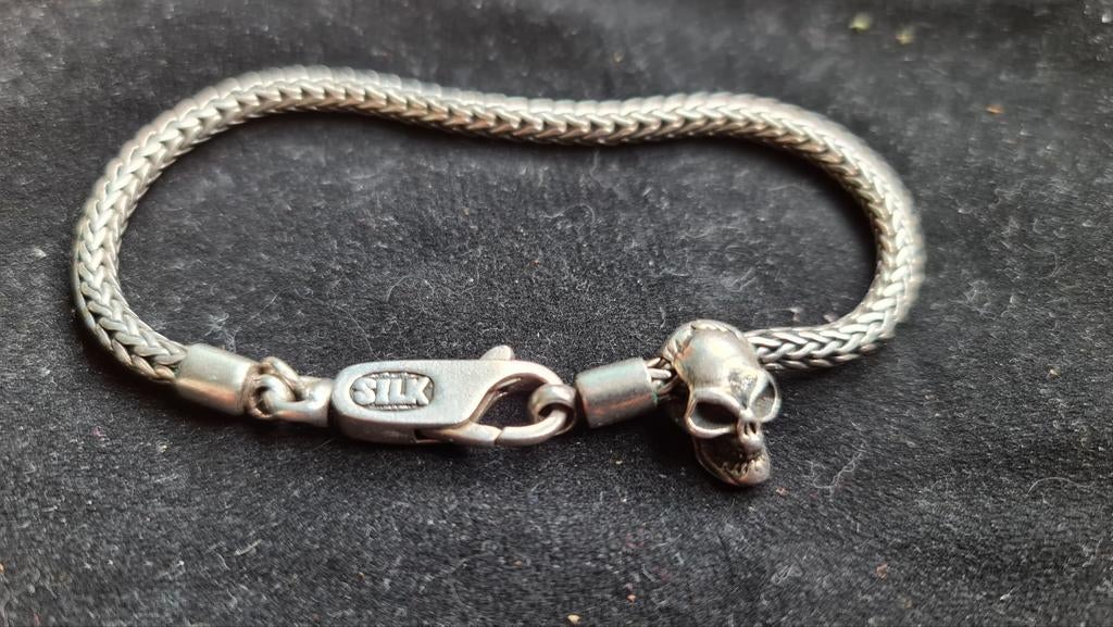Zilveren SILK armband met doodshoofd bedel, Sieraden, Tassen en Uiterlijk, Armbanden, Gebruikt, Ophalen of Verzenden, Met bedels of kralen