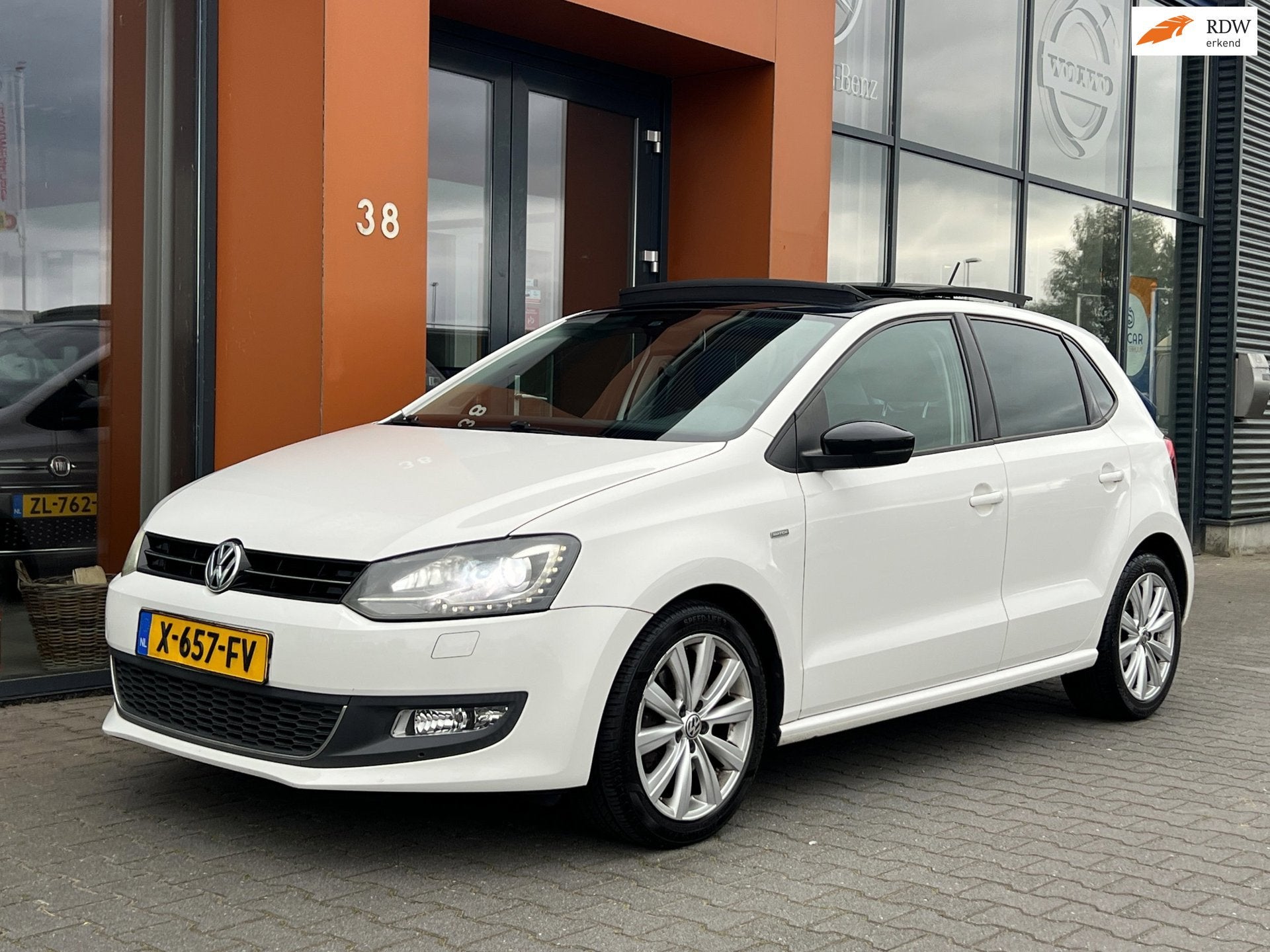 Volkswagen Polo 1.2TSI|Panodak|Stoelverw.|Xenon|Cruise|PDC, Voorwielaandrijving, Euro 5, Automatische klimaatregeling, Leder en Stof