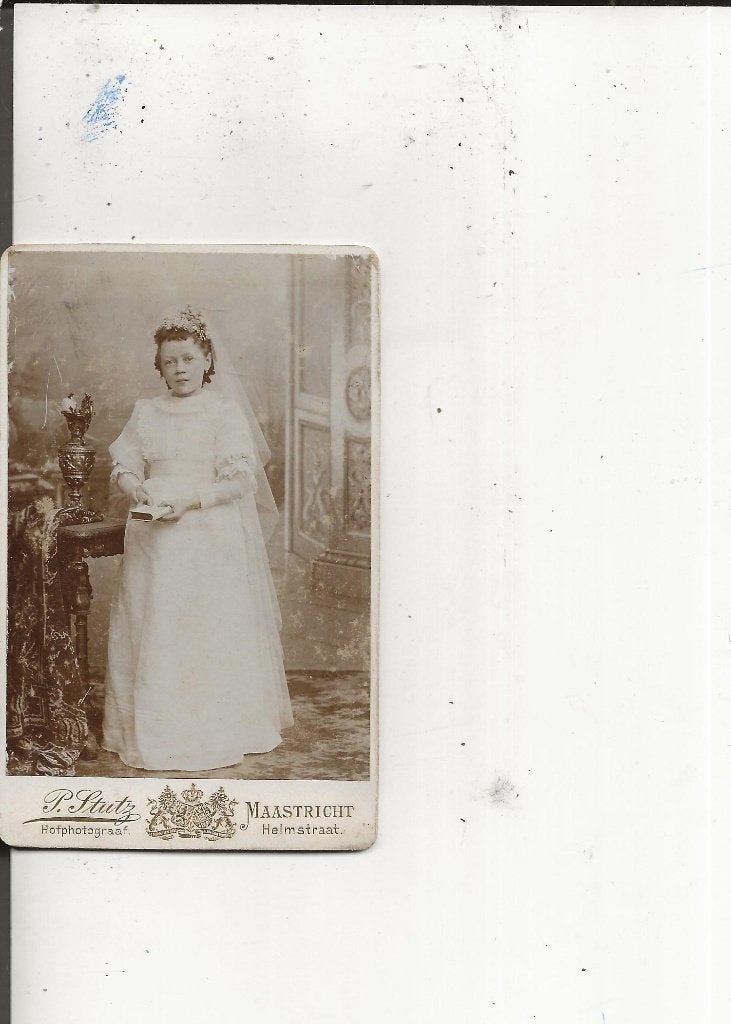 CdV Maastricht Helmstraat Bruidje bij tafel P Stutz, Ophalen of Verzenden, Voor 1920, Ongelopen, Limburg