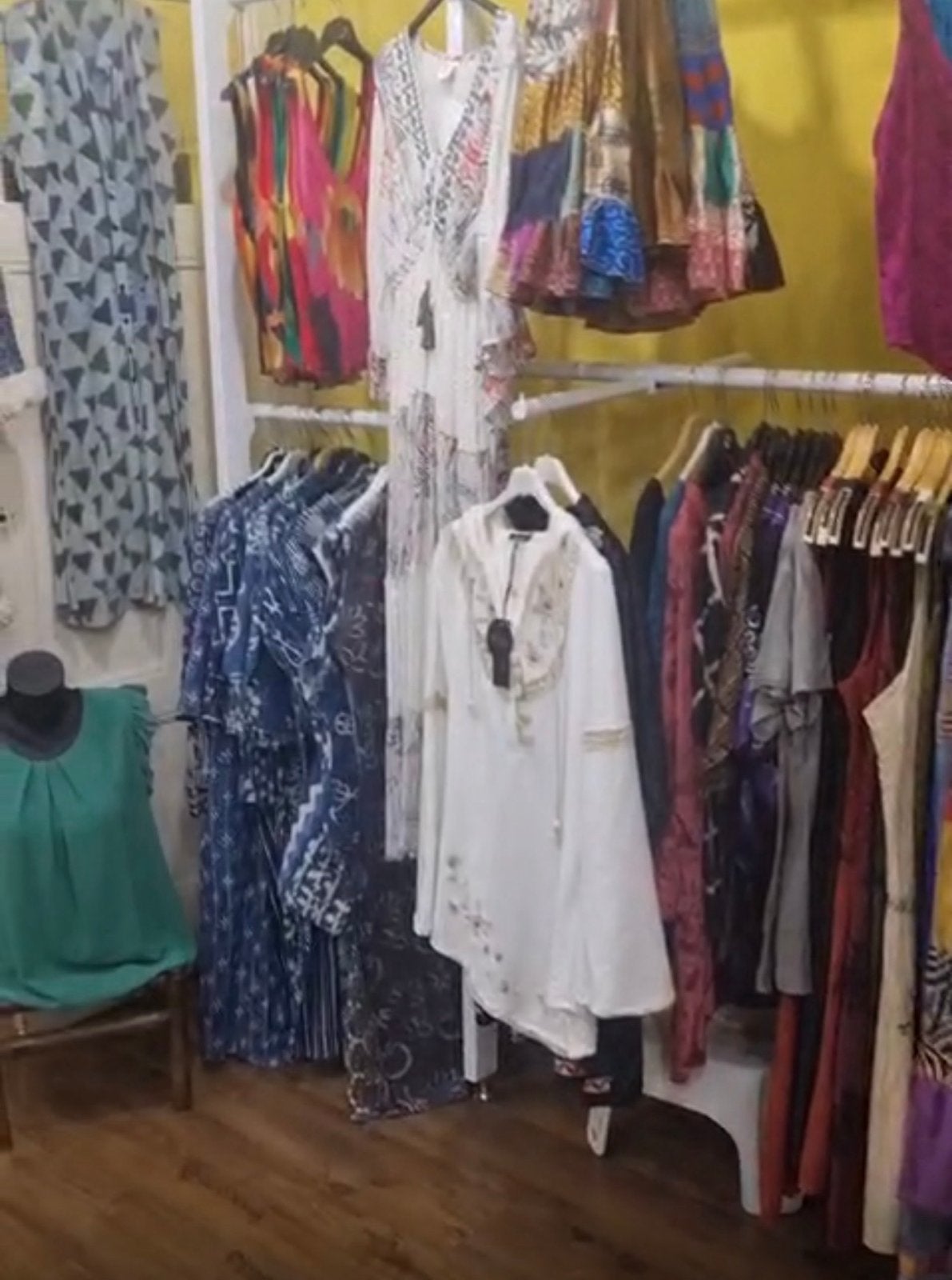 Complete inboedel kledingzaak met 1800 stuks kleding, Ophalen