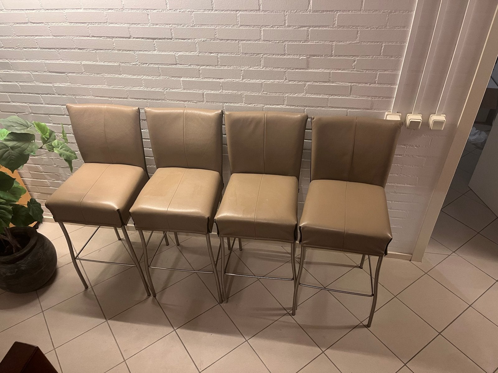 Set van 4 beige barkrukken met uw metalen onderstel, Huis en Inrichting, Gebruikt, Overige kleuren, Leer, Ophalen of Verzenden