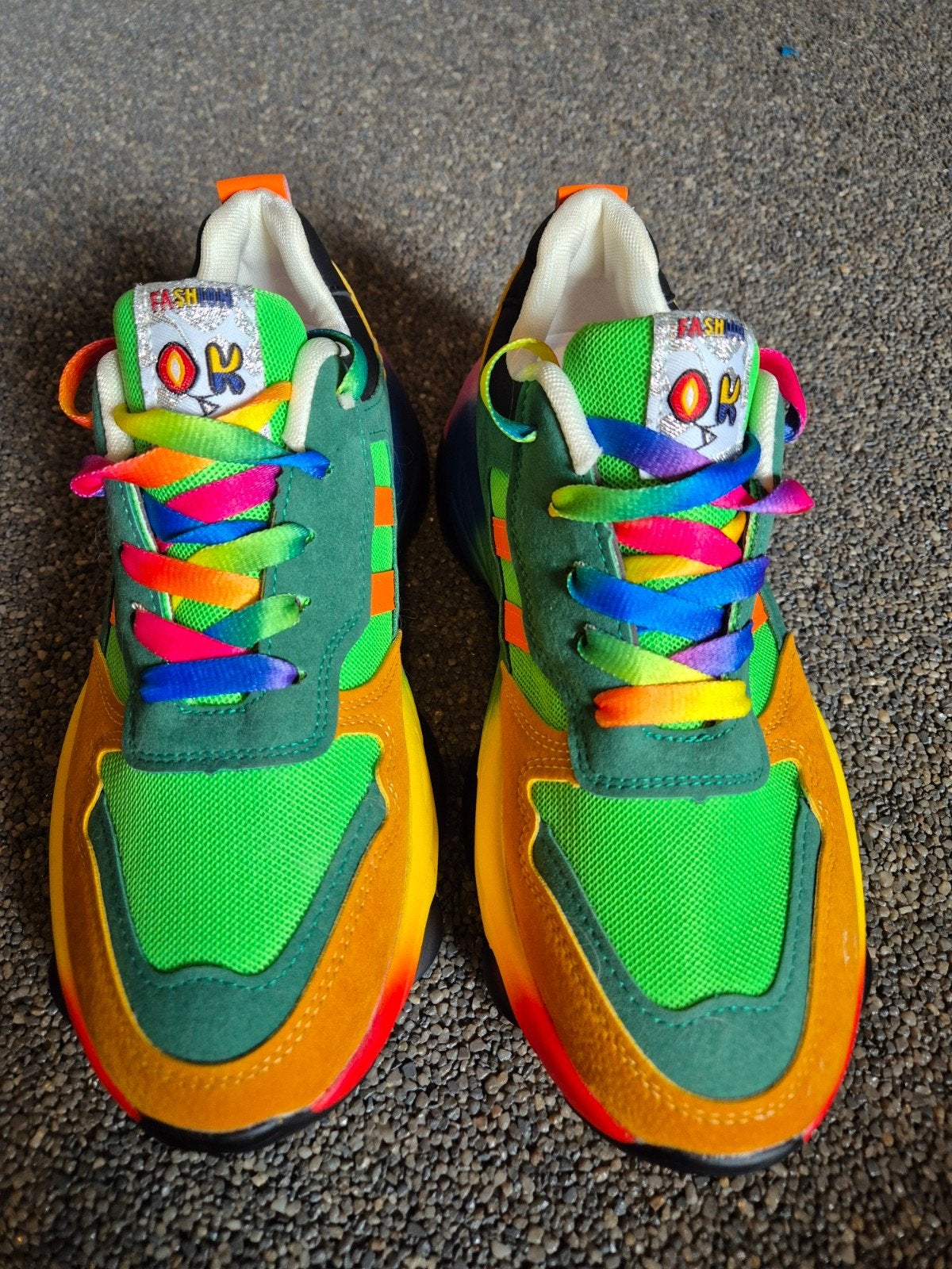 Kleurrijke sneakers met regenboogzolen en veters, Overige kleuren, Nieuw, Ophalen of Verzenden, Sneakers of Gympen