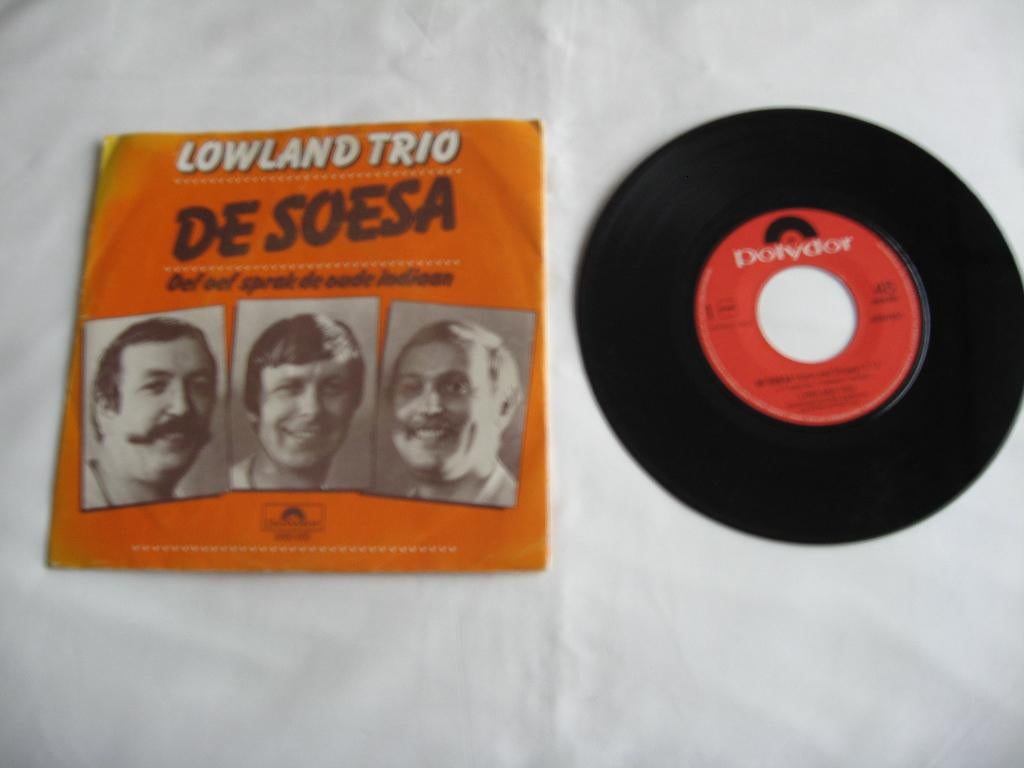 singel. LOWLAND TRIO.  A .De soesa, Cd's en Dvd's, Overige formaten, Ophalen of Verzenden, Levenslied of Smartlap, Fotohoes