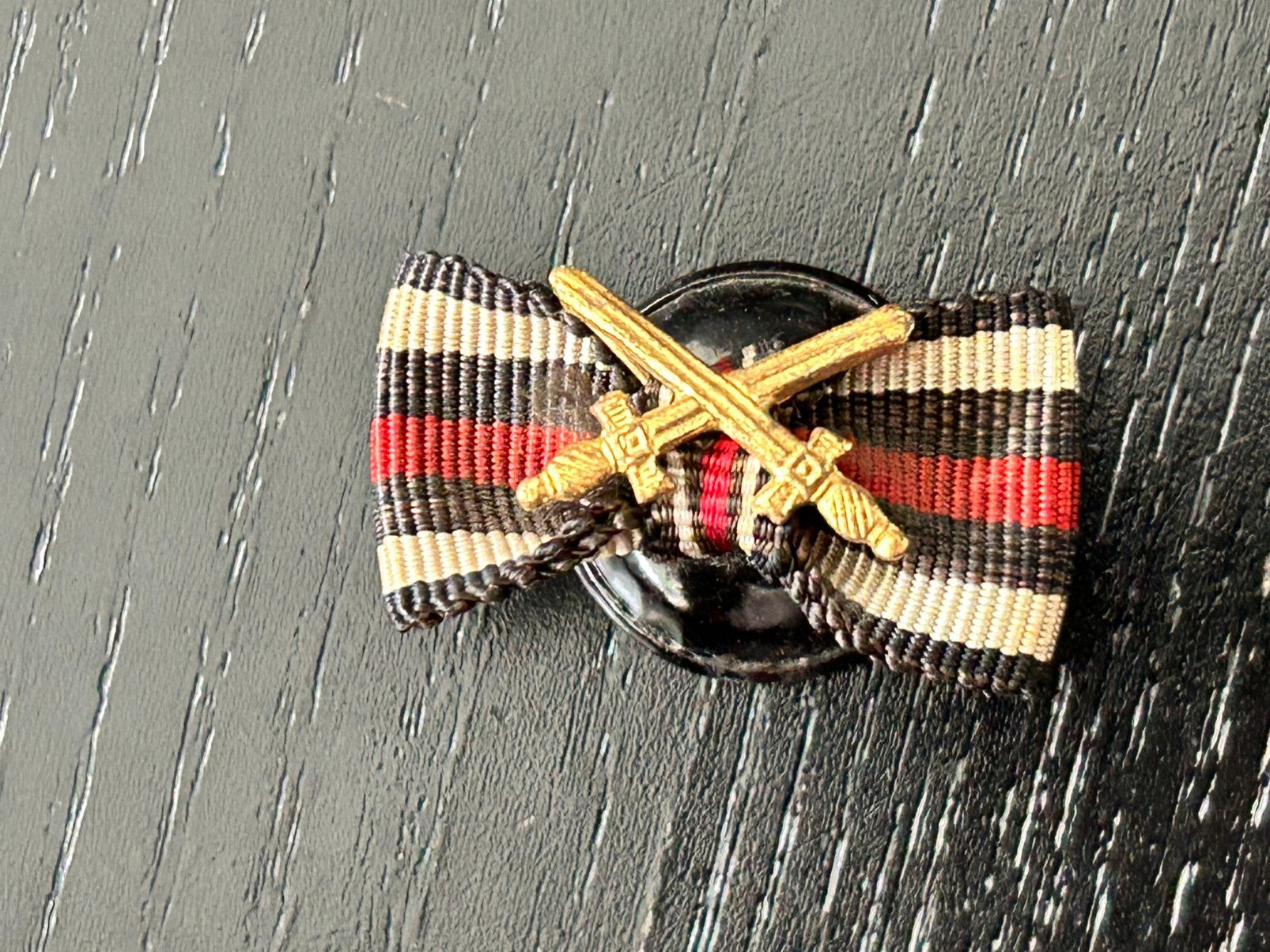 WW1 Duits Hindenburg kruis knoopsgat lint, Verzamelen, Ophalen of Verzenden, Landmacht, Duitsland, Lintje, Medaille of Wings