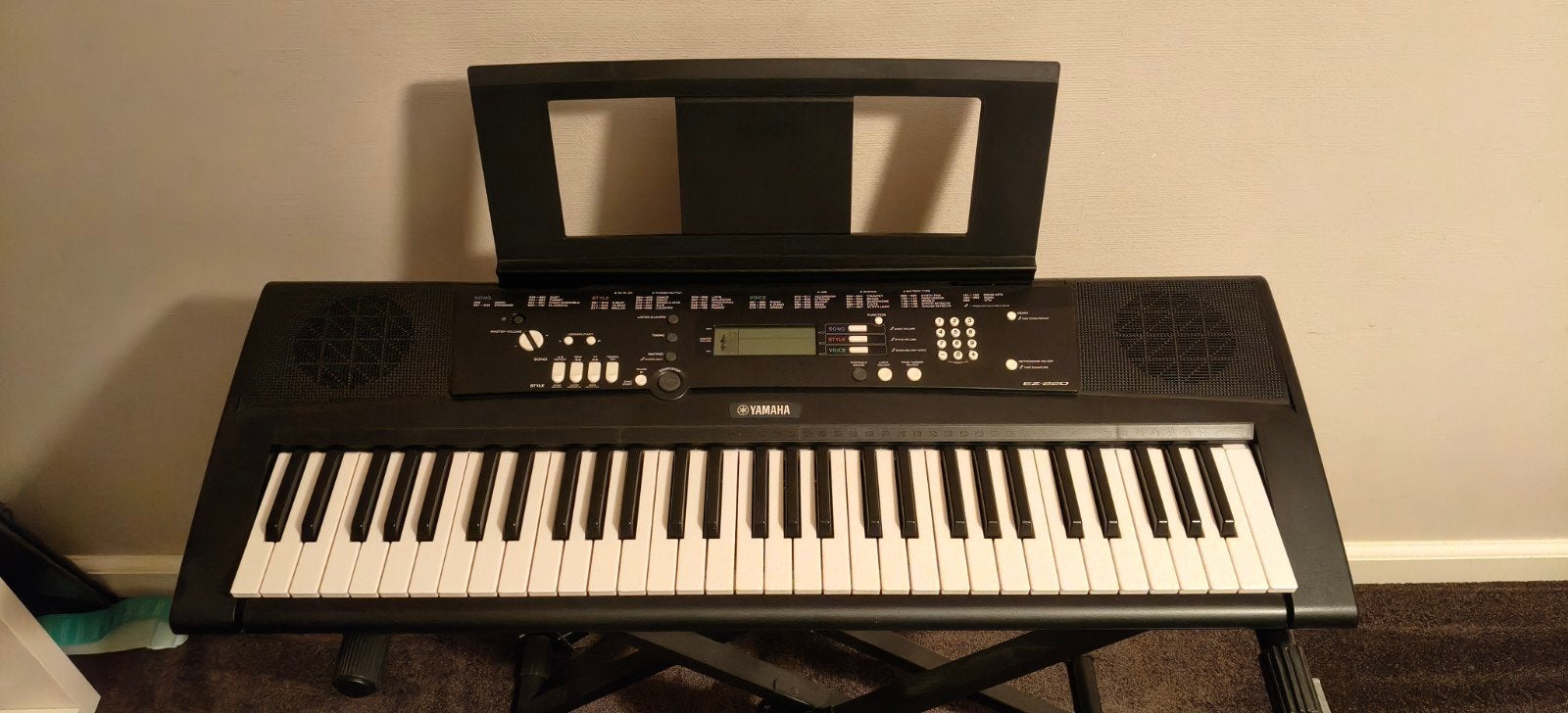 Yamaha EZ-220 Keyboard incl standaard (alleen ophalen), Muziek en Instrumenten, Ophalen, Yamaha, Met standaard, 61 toetsen
