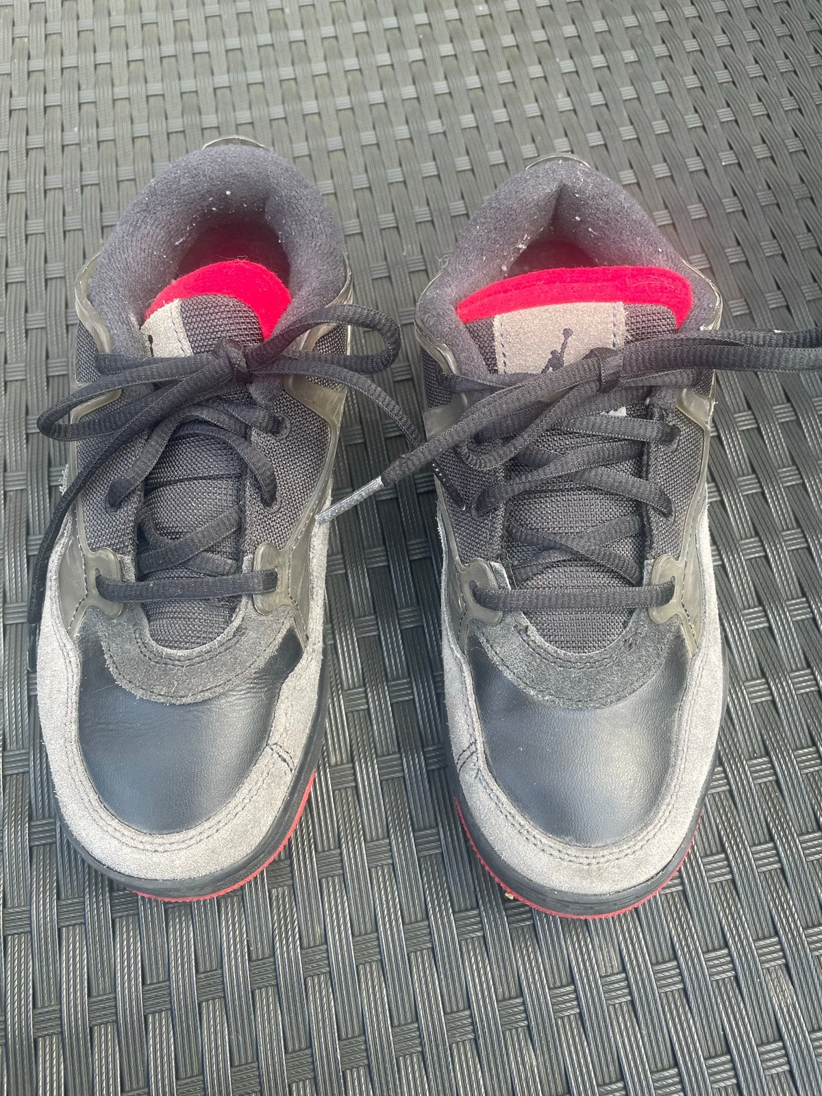 Jordan sneakers maat 32 - Zwart/Grijs/Rood, Ophalen of Verzenden, Gebruikt, Jongen of Meisje, Sportschoenen