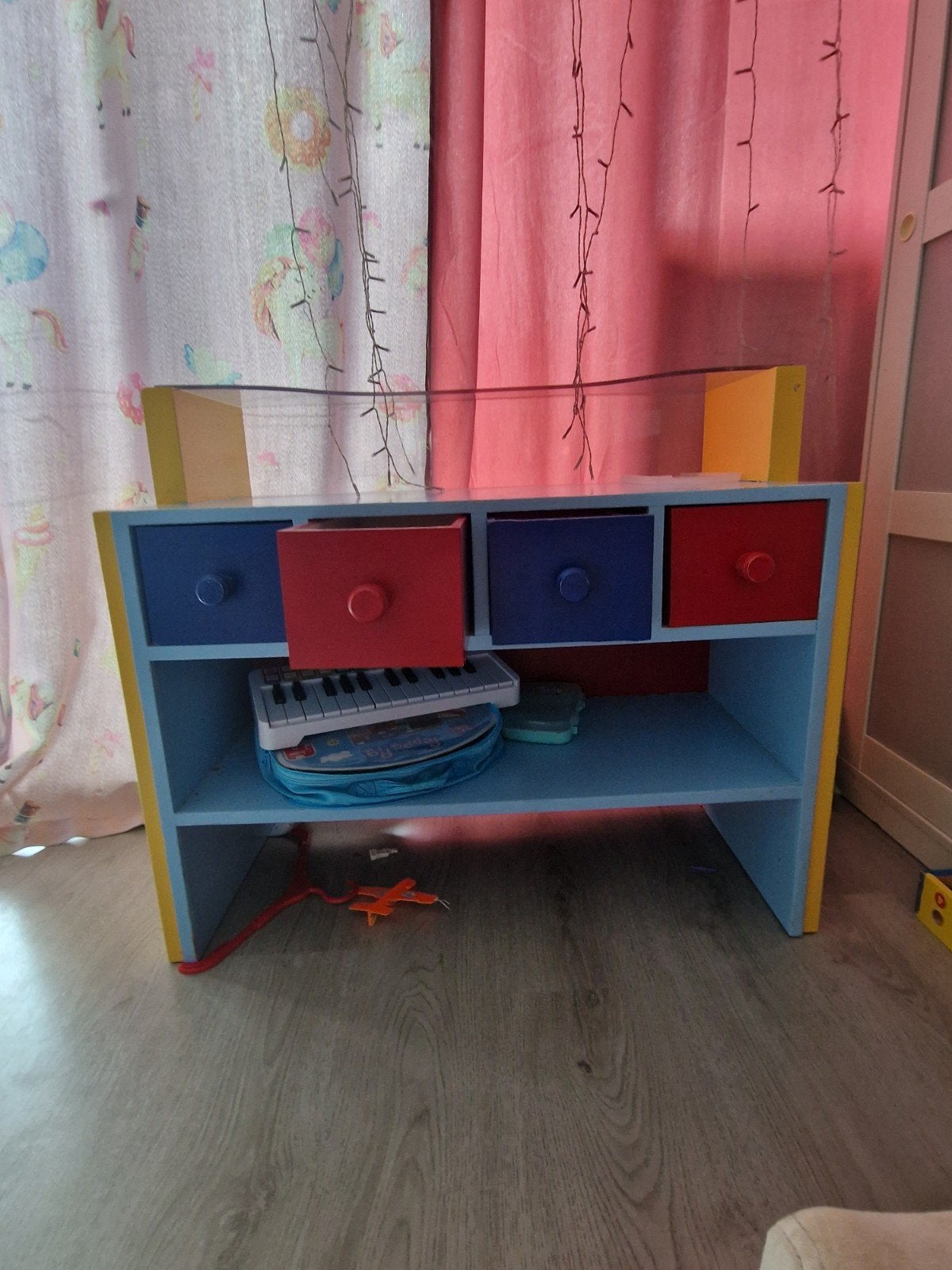 Kleurrijke kinderopbergkast met lades en planken, Ophalen, Gebruikt, Kast