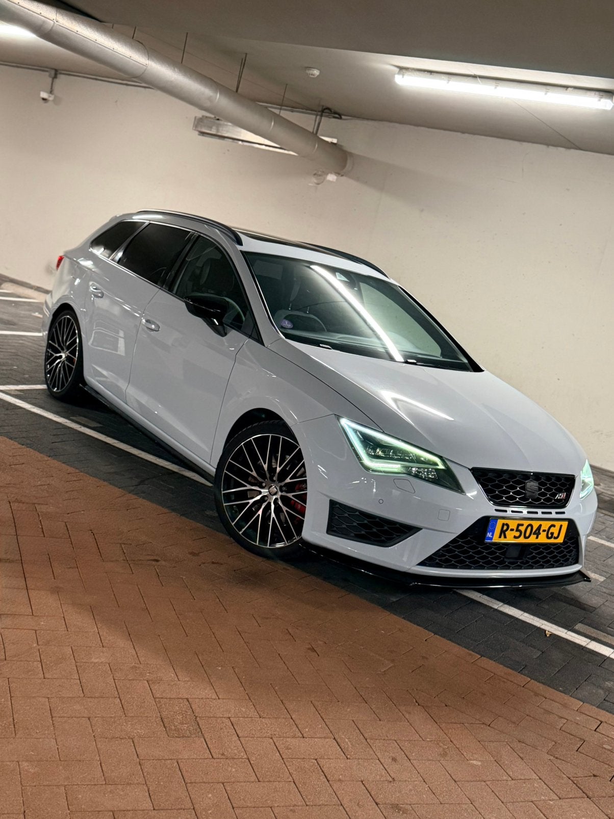 Seat Leon st CUPRA DynamicGrey Dsg6 300+pk carplay pano full, Auto's, 15 km/l, Zwart, 4 cilinders, 1984 cc