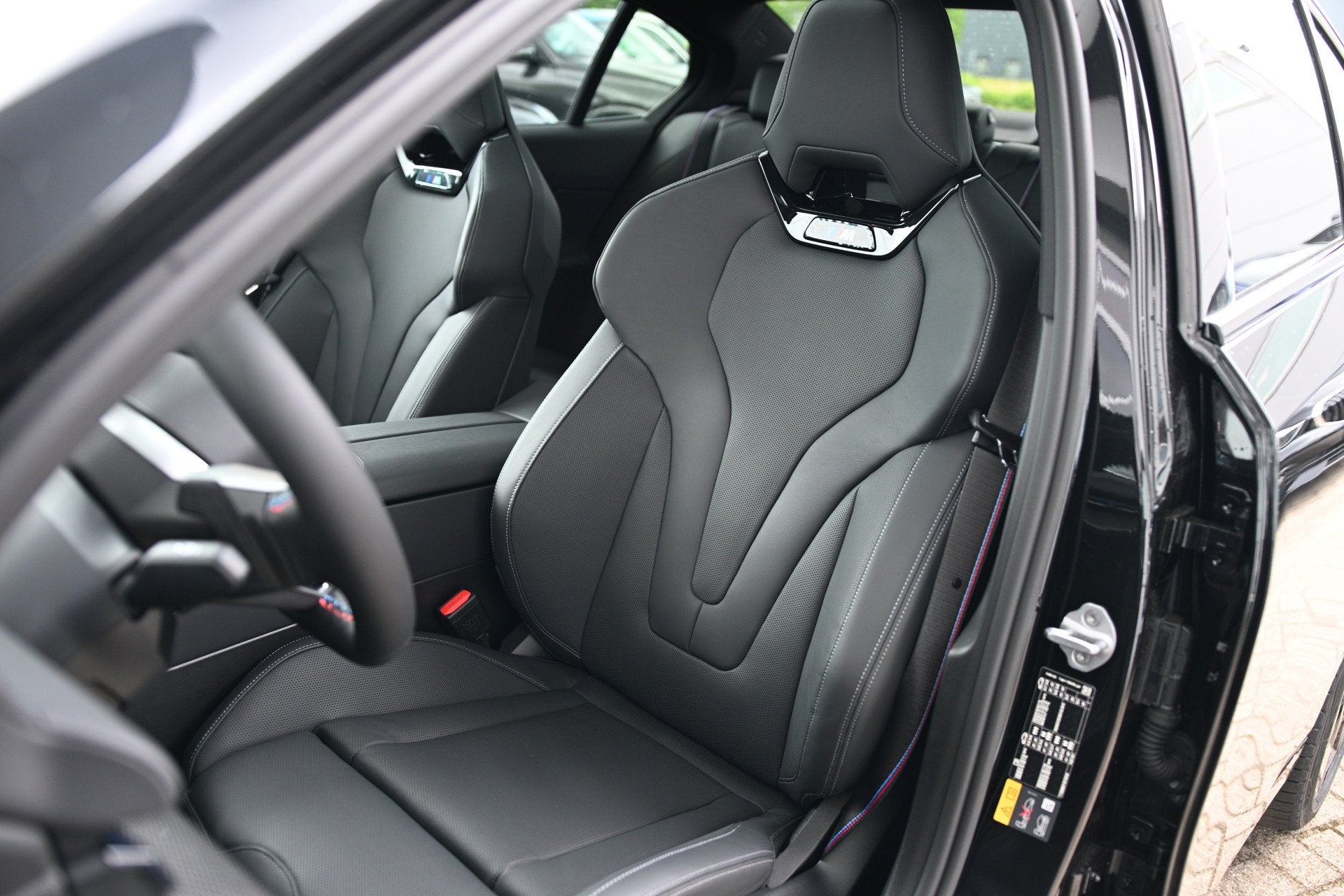 BMW i5 M60 xDrive / Panoramadak / Trekhaak / M Multifunction, Automaat, Dealer onderhouden, 2270 kg, Zwart