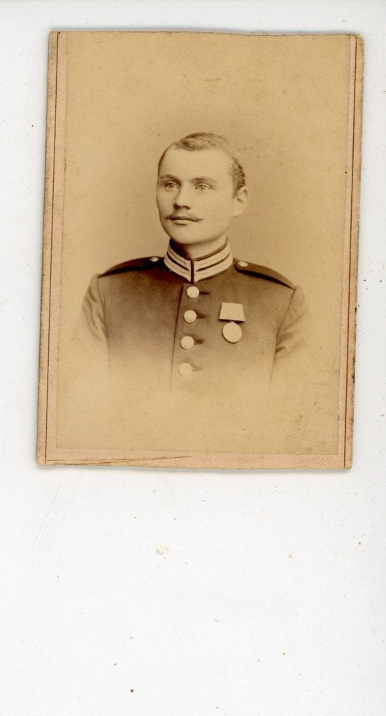 R45; CDV Portret van man in uniform, Atelier Postler Berlijn, Verzamelen, Gebruikt, Verzenden, Foto, Voor 1940