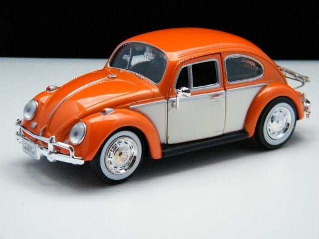 volkswagen  Kever met bagage rek 1:24 modelauto, Nieuw, Ophalen of Verzenden, Motormax, Motormax