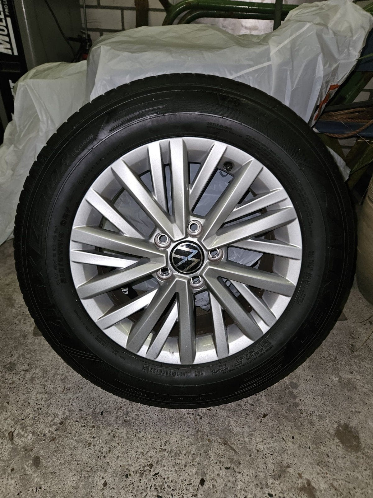 Één VW velg met Falken Ziex zomerband 215/60R16, Ophalen, 16 inch, Banden en Velgen, Personenwagen