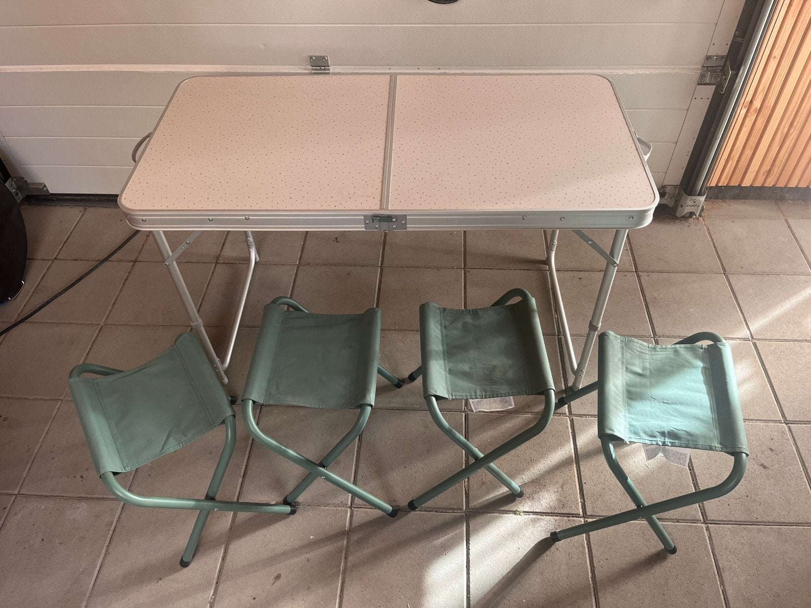 Opklapbare campingtafel met 4 krukken, Ophalen, Zo goed als nieuw