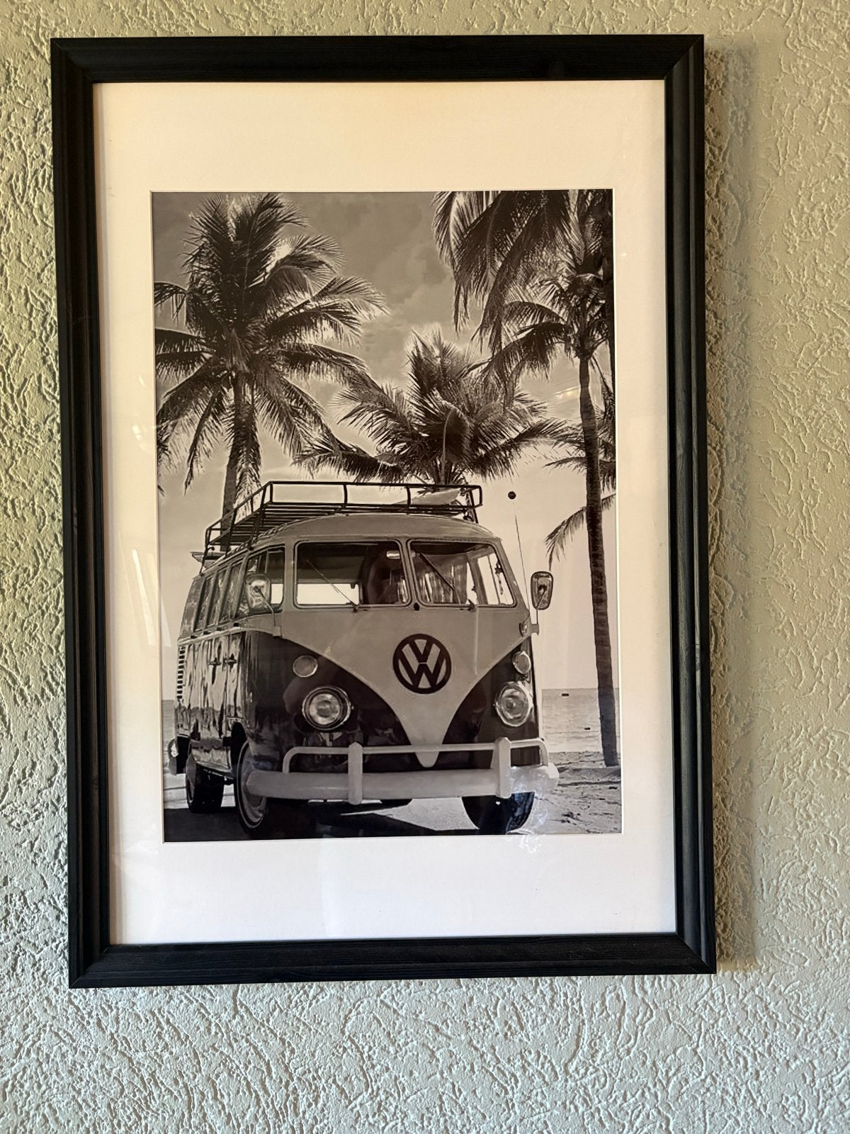 Poster met lijst: VW busje op strand met palmbomen, Ophalen, Rechthoekig Staand, Met lijst, Zo goed als nieuw