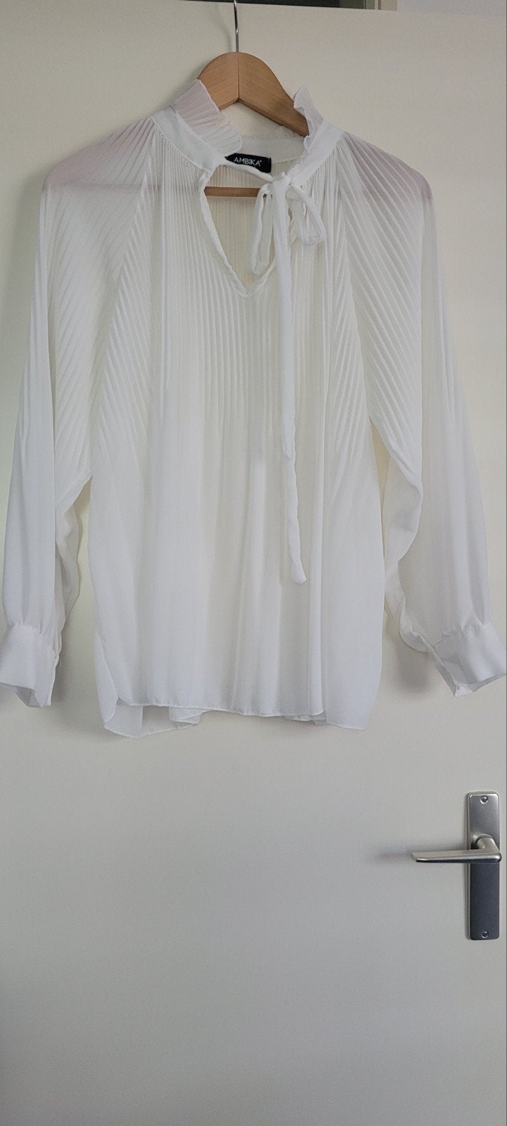 Chique geplooide blouse met strikdetail - Ambika, Maat 38/40 (M), Wit, Ophalen of Verzenden, Zo goed als nieuw
