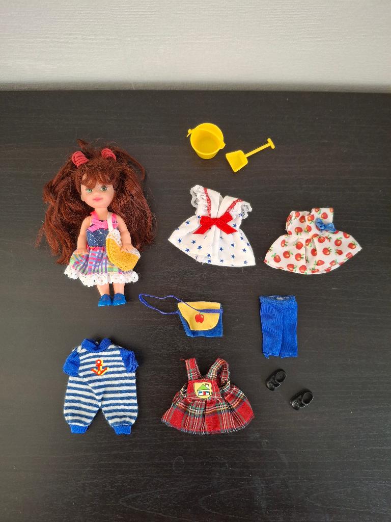 Barbie poppetje, van de kleine zusjes serie uit de jaren '90, Verzamelen, Poppen, Ophalen of Verzenden, Gebruikt, Pop