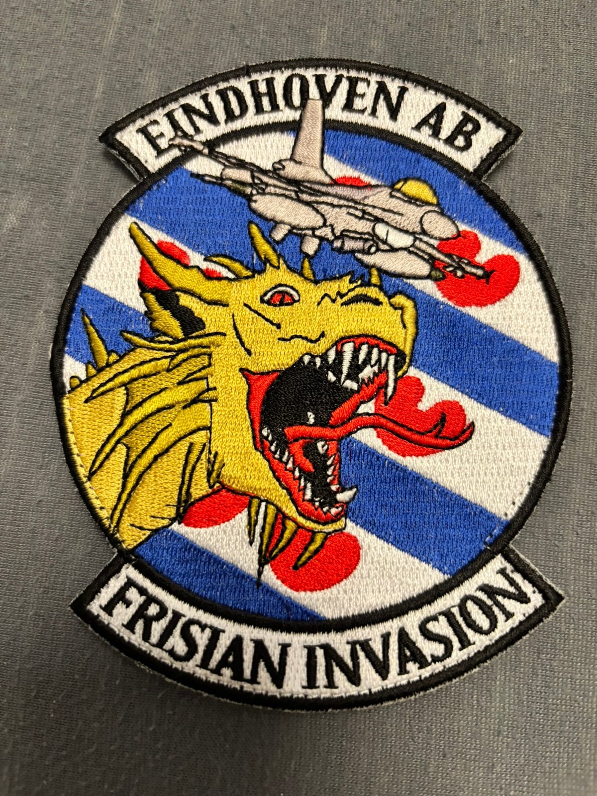 Embleem Eindhoven AB Frisian invasion F-16, Verzamelen, Verzenden, Luchtmacht, Nederland, Embleem of Badge