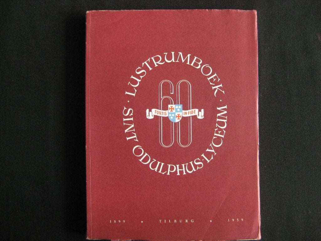2 Gedenkboeken Sint Odulphuslyceum Tilburg, Ophalen of Verzenden, Gelezen