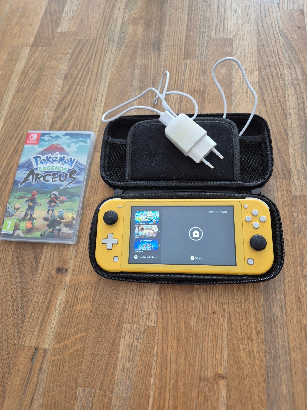 Te koop nintendo switch lite met spel/ hoes/ lader, Spelcomputers en Games, Spelcomputers | Nintendo Switch Lite, Ophalen, Geel