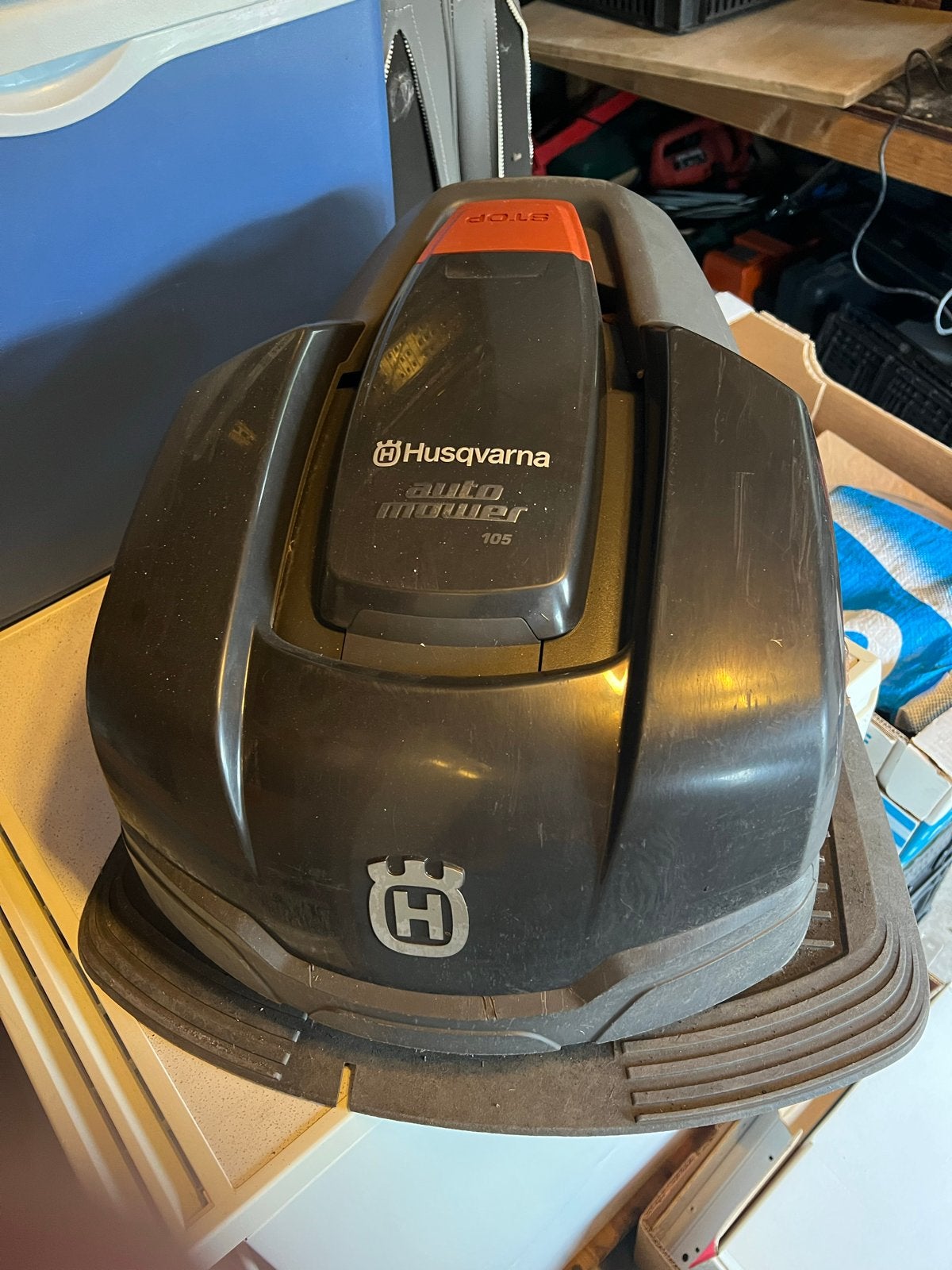 Husqvarna Automower 105 Robotmaaier met installatiekit, Tuin en Terras, Cirkelmaaier, Gebruikt, Minder dan 30 cm, Accu-grasmaaier