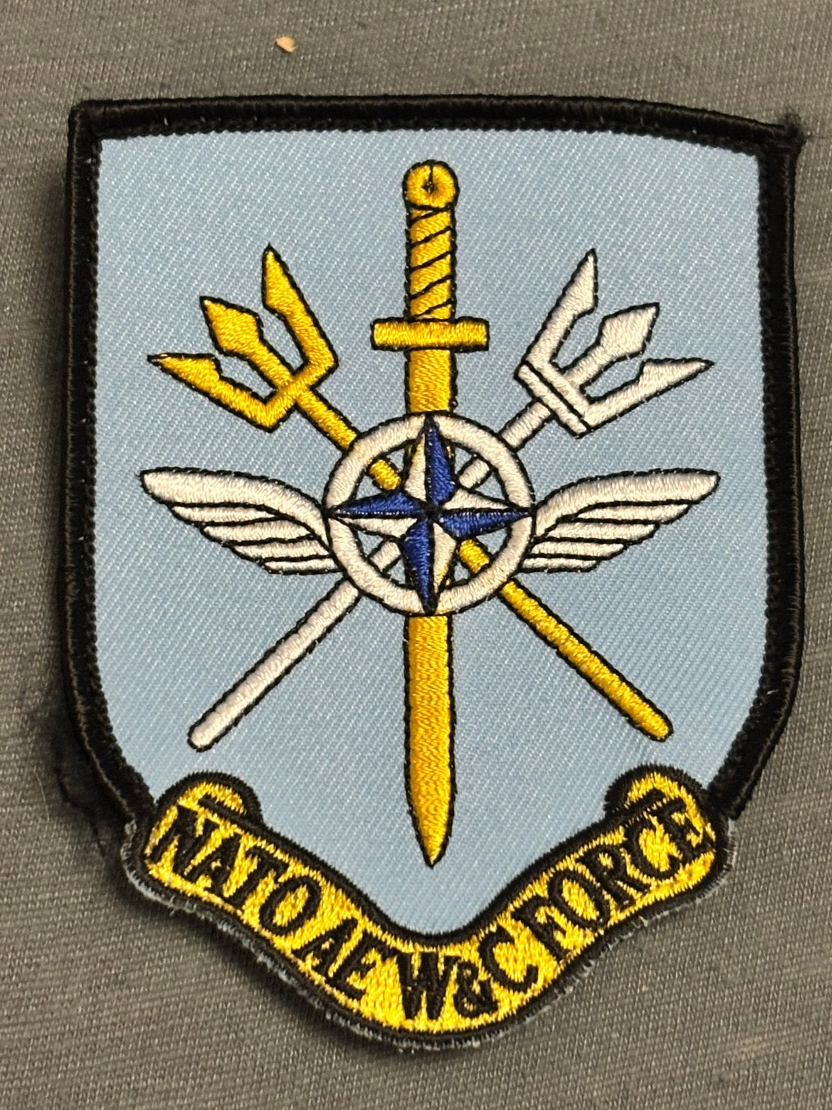 Arm embleem AWACS nato 2, Verzamelen, Verzenden, Luchtmacht, Nederland, Embleem of Badge