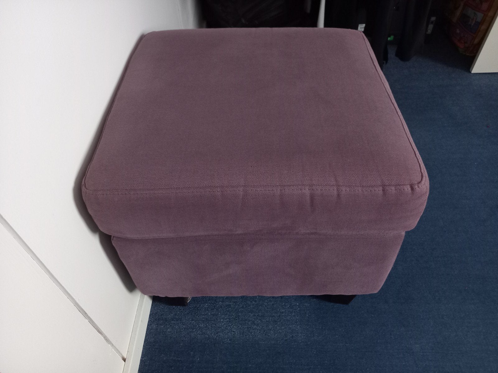 Paarse poef/voetenbank - Zo goed als nieuw, Ophalen of Verzenden, Zo goed als nieuw, 50 tot 75 cm, Vierkant