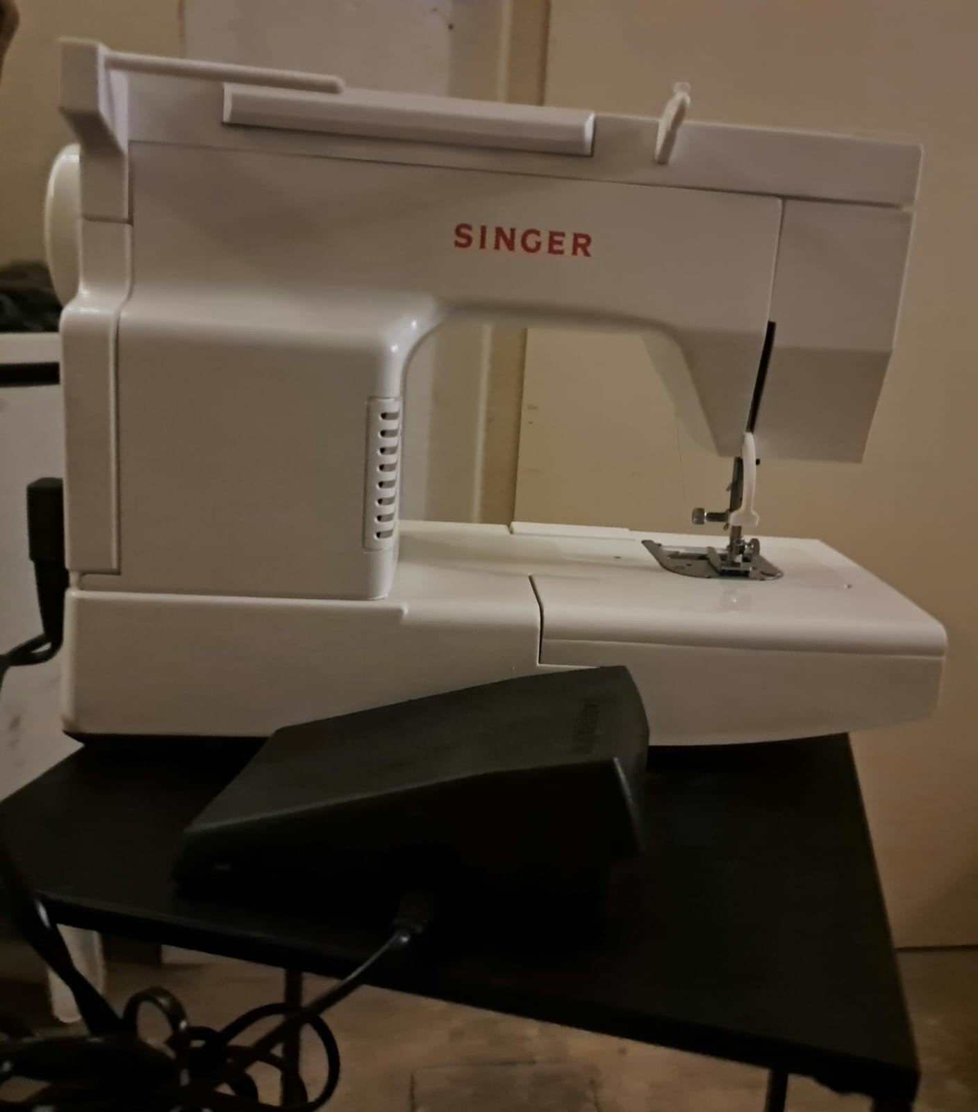 Witte Singer Naaimachine (model 2818C) met voetpedaal, Ophalen, Naaimachine, Singer