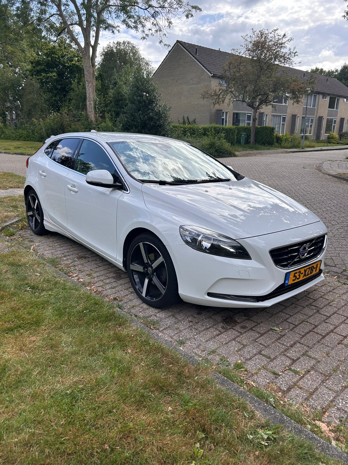 Volvo V40 momentum, Voorwielaandrijving, 28 km/l, Zwart, 4 cilinders
