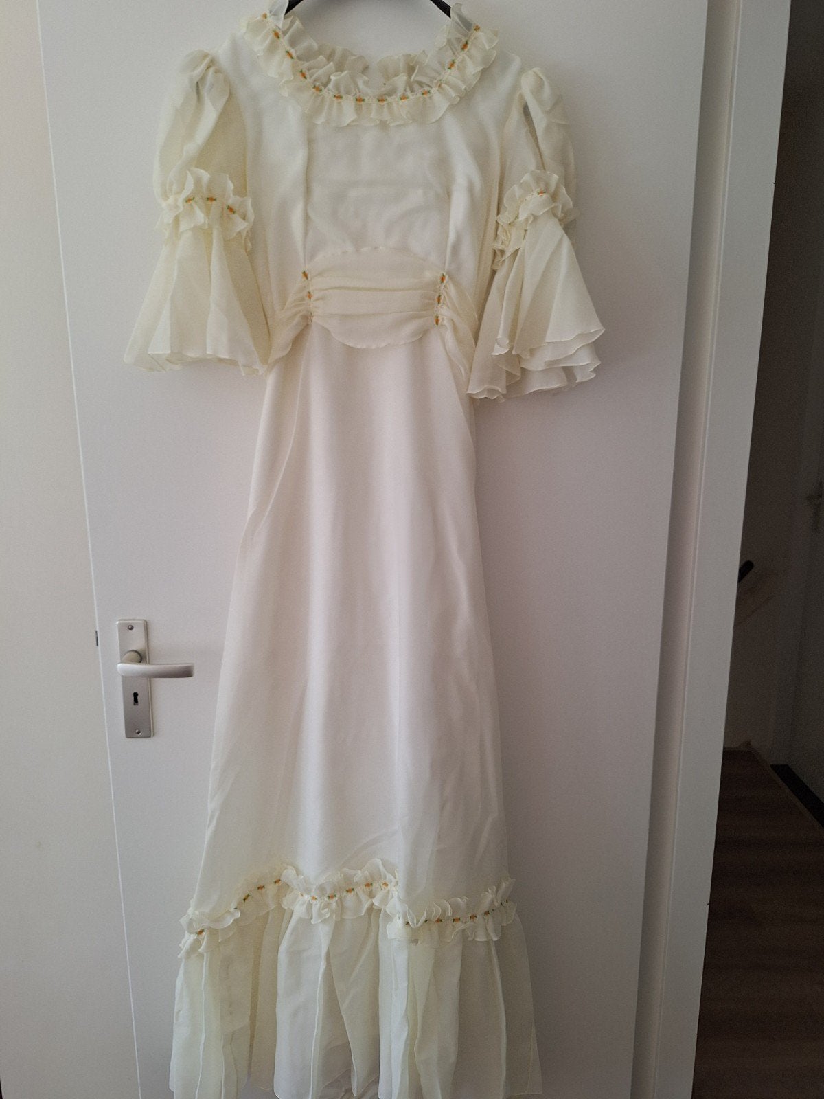Vintage Jurk uit 1975 - Crèmekleurig met Ruches, Maat 38/40 (M), Beige, Ophalen of Verzenden, Onbekend