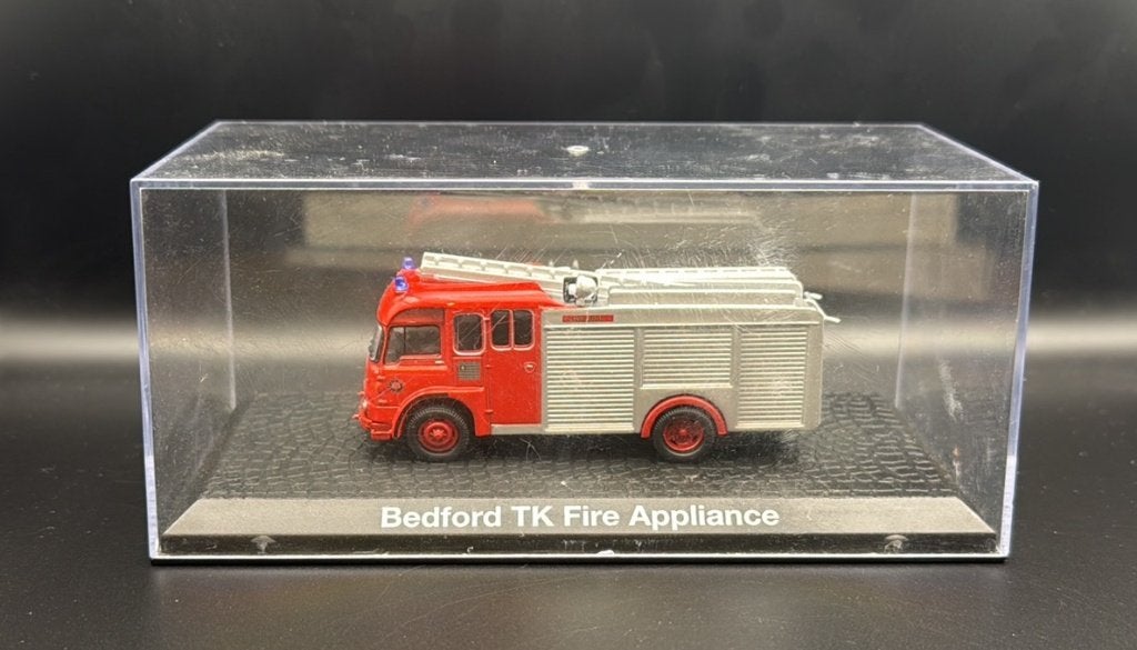 Bedford TK Fire Appliance brandweerwagen 1:72 in vitrine, Ophalen of Verzenden, Zo goed als nieuw, Bus of Vrachtwagen