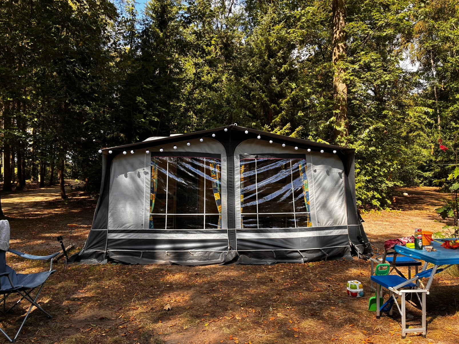 Leuke hobby 400 de luxe uit 1992 te koop, Caravans en Kamperen, Caravans, Hobby, Koelkast, Treinzit, 750 - 1000 kg