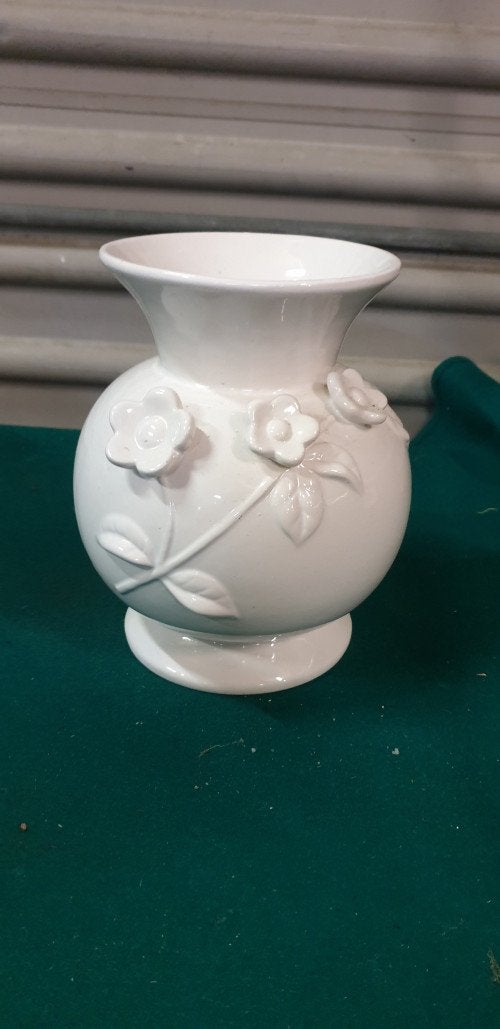 vaas wit met bloemen, Ophalen of Verzenden