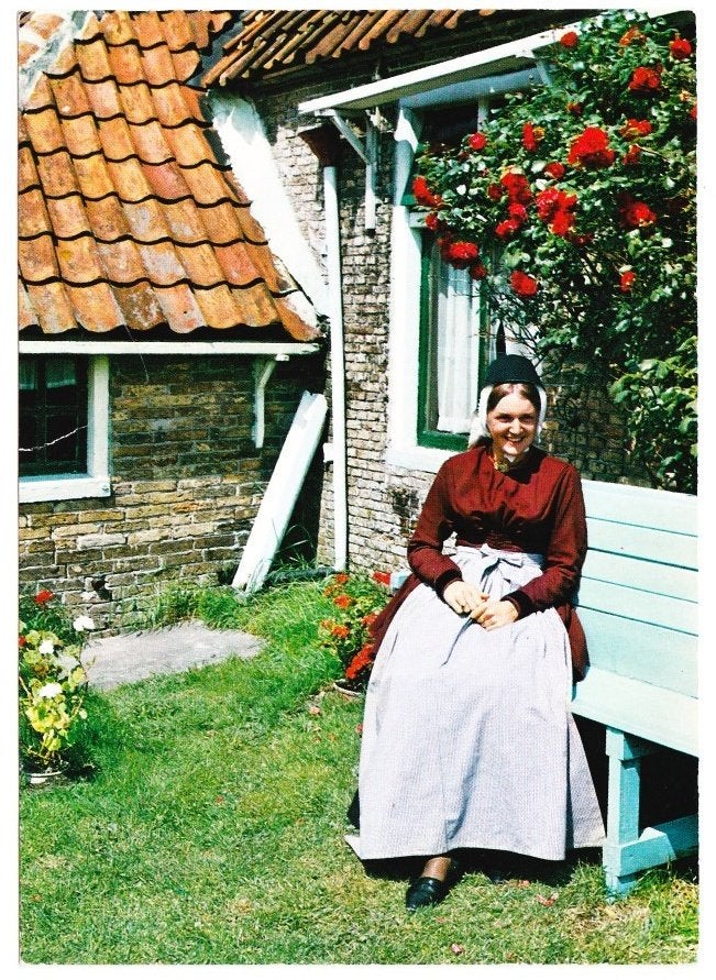 Terschelling Klederdracht gelopen Ansichtkaart ( B2729), Ophalen of Verzenden, 1980 tot heden, Gelopen, Waddeneilanden