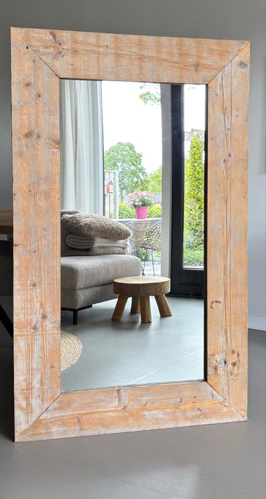 Grote spiegel met robuuste houten lijst, Huis en Inrichting, Woonaccessoires | Spiegels, Ophalen, Zo goed als nieuw, 75 tot 100 cm