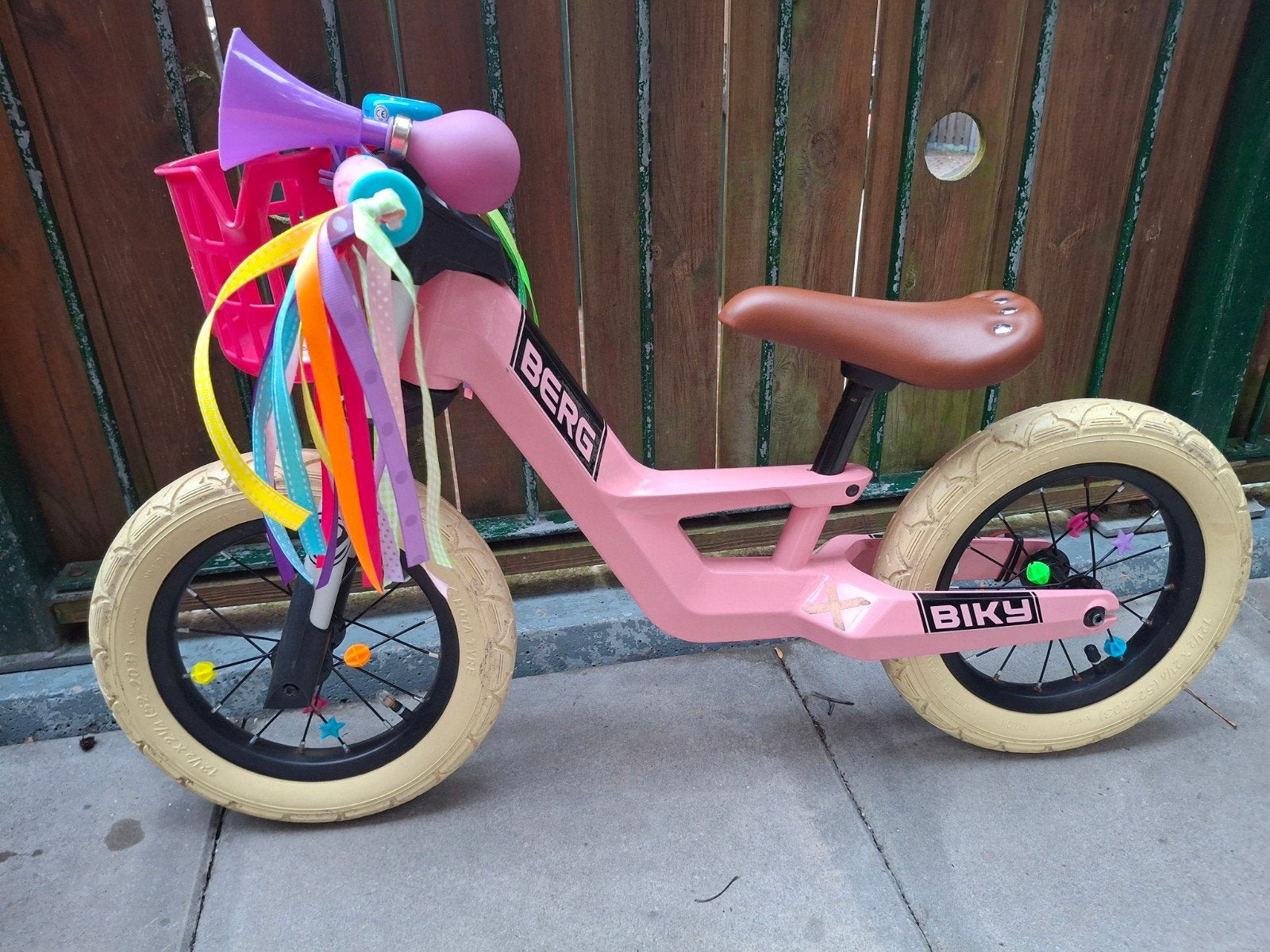 BERG Biky loopfiets roze met toeters en bellen