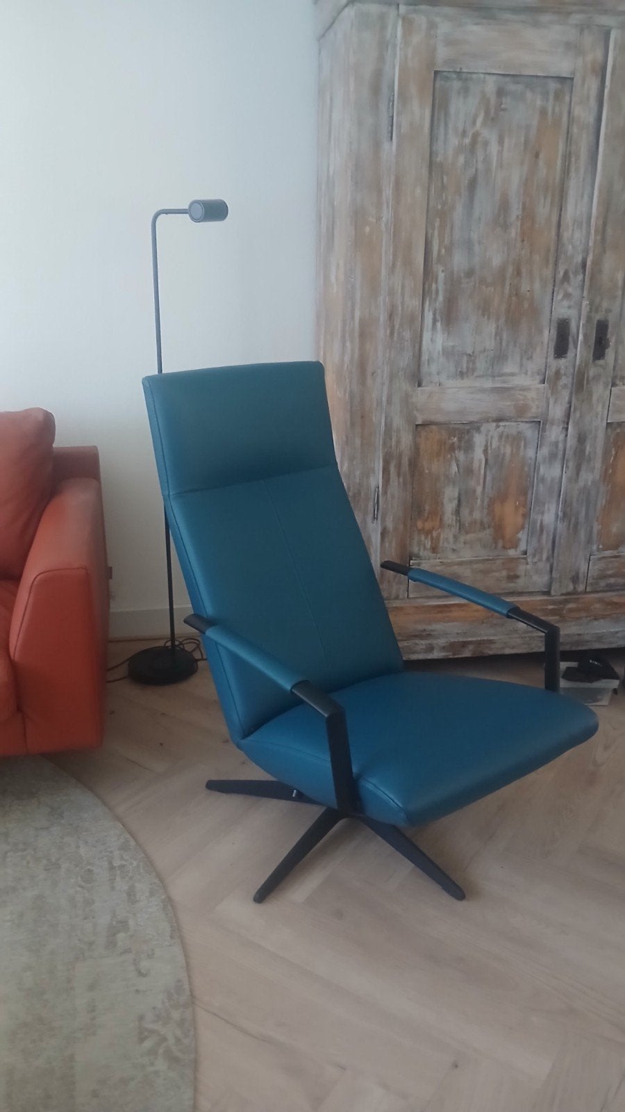 Comfortabele blauwe fauteuil van Hoorn met draaivoet, Ophalen, Blauw, Zo goed als nieuw, Leer