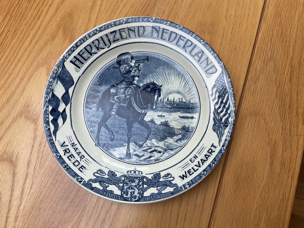 bord Herrijzend Nederland, Ophalen of Verzenden, Zo goed als nieuw, Porselein, Bord of Schaal