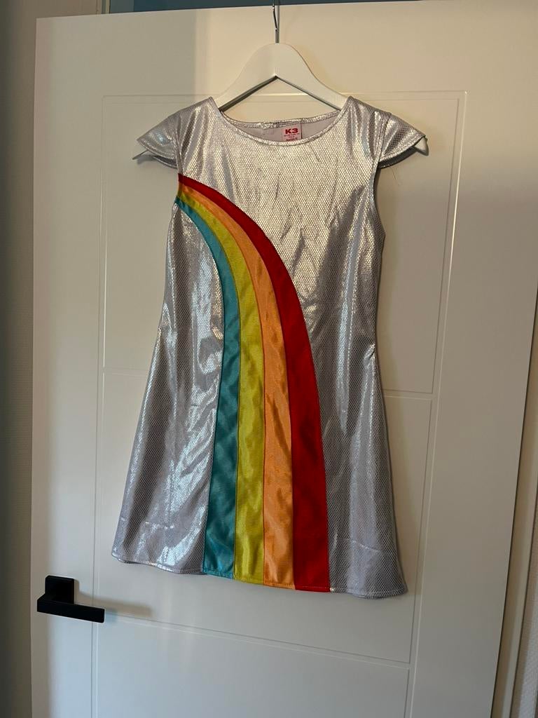 K3 regenboog jurkje, Kinderen en Baby's, Carnavalskleding en Verkleedspullen, Ophalen, Zo goed als nieuw, 146 t/m 152, Meisje