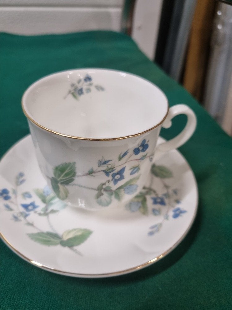 kop en schotel bloemen decor roze en blauw, Antiek en Kunst, Ophalen of Verzenden