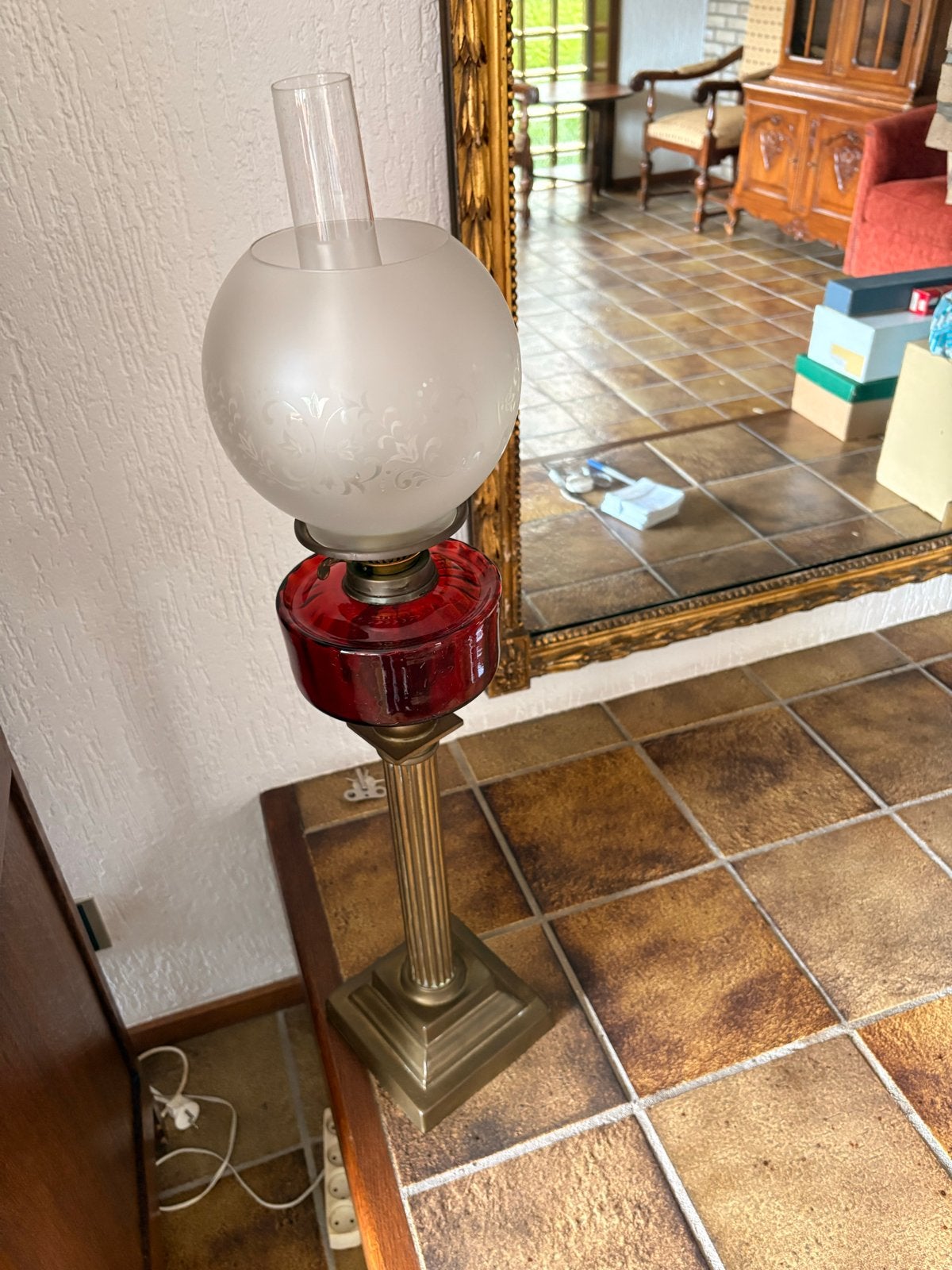 Antieke olielamp met rode voet en messing standaard, Ophalen