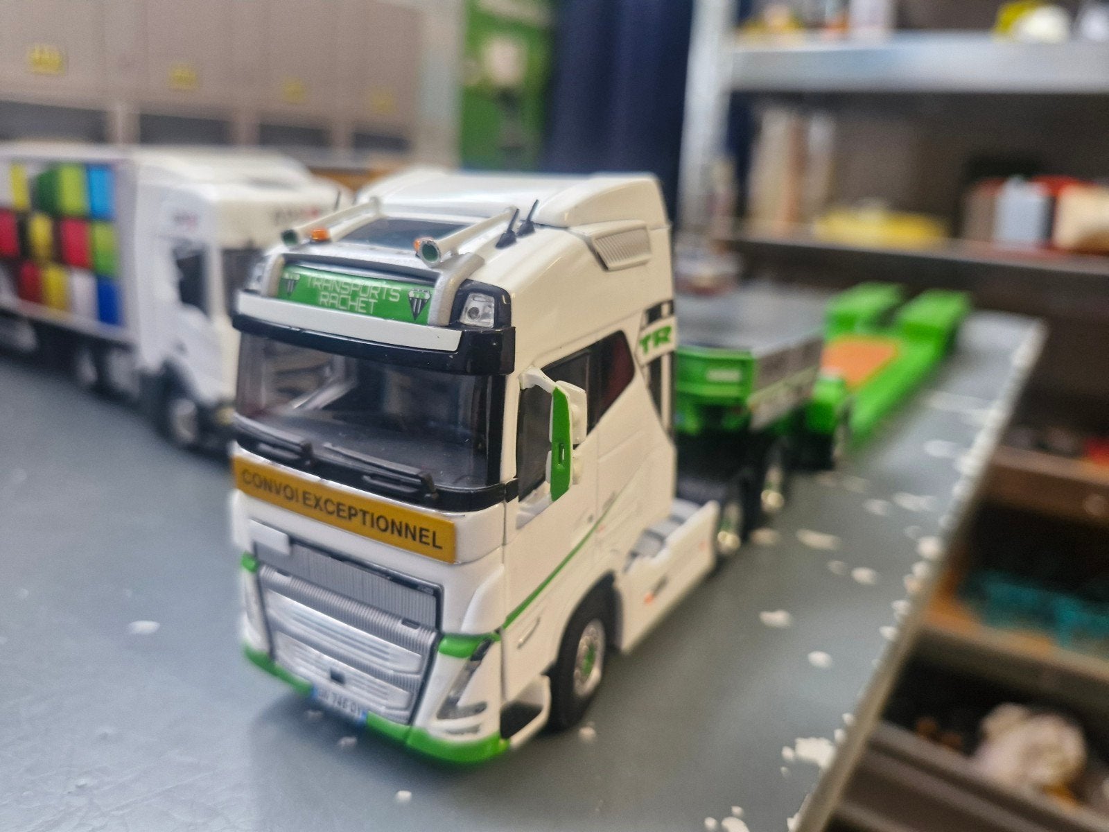 volvo FH met 3 bed 1 dieplader nooteboom uitschuifbaar