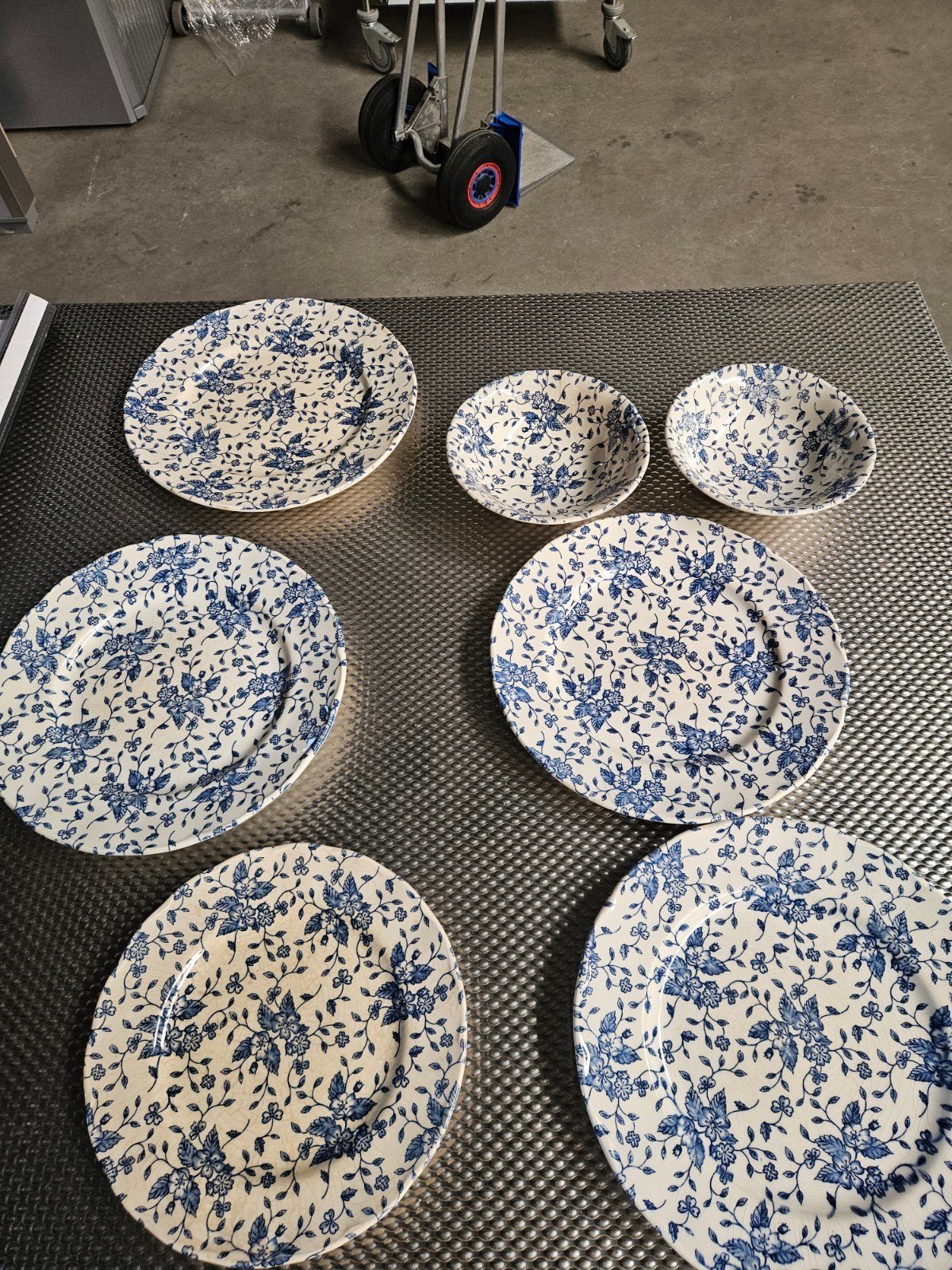 Royal Tudor Bouquet servies, Ophalen