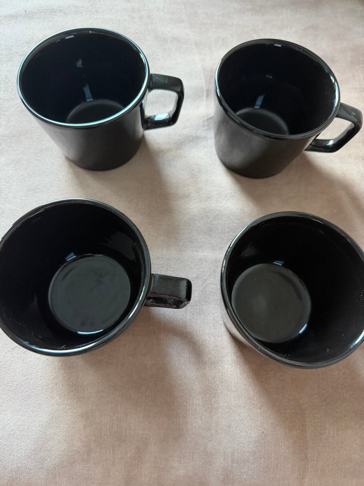 4 zwarte mokken, Ophalen