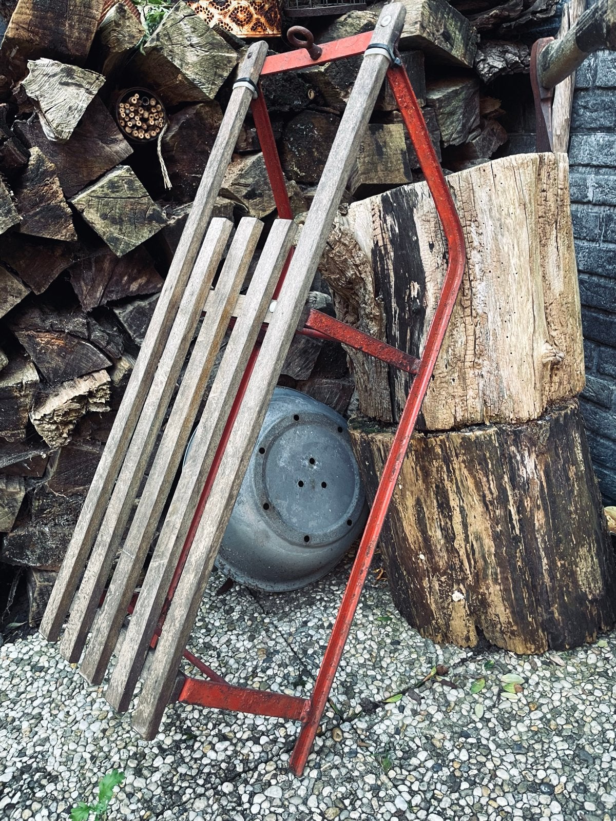 slee met rode metalen frame, Ophalen