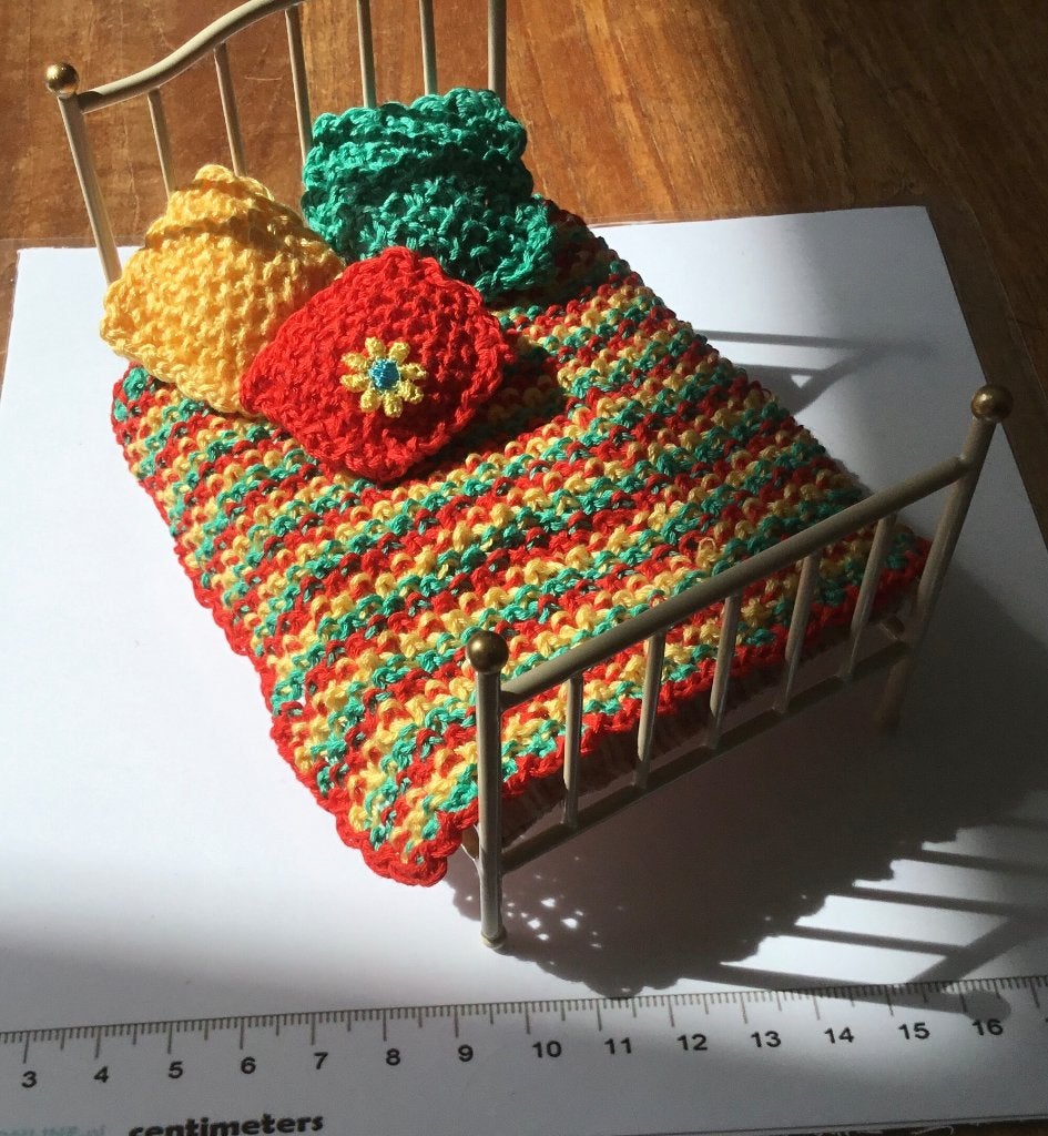 Poppenhuis miniaturen dekentje en kussentjes rood, Verzamelen, Poppenhuizen en Toebehoren, Ophalen of Verzenden, Nieuw, Poppenhuis