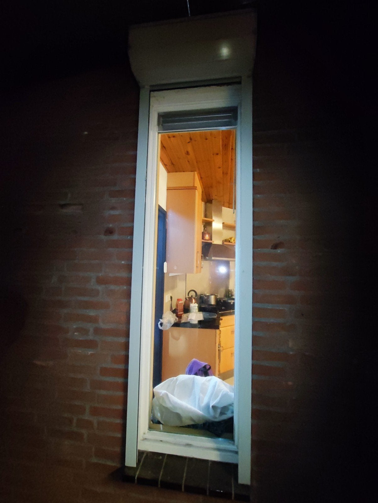 Handbediend rolluik voor privacy en isolatie, Ophalen