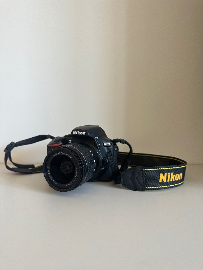 Nikon D5600 spiegelreflexcamera met 1 lens, Ophalen, Geheugenkaart, Spiegelreflex, Zo goed als nieuw