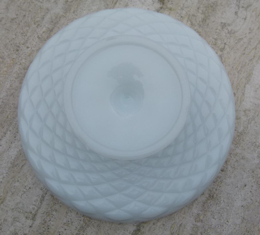 Witte Opaline Presenteer Schaal op voet met Golvende rand, Nieuw, Ophalen of Verzenden, Wedgwood, Glas