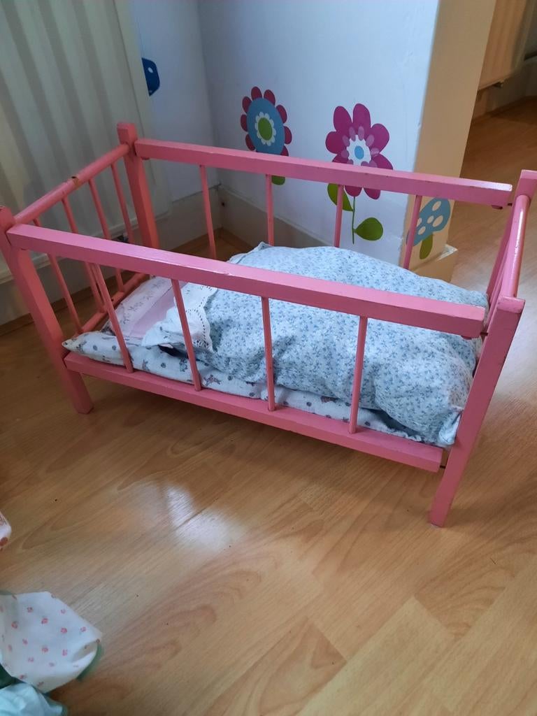 Houten poppen bedje 33 hoog 50 lang ongeveer kan over, Ophalen of Verzenden, Zo goed als nieuw, Overige typen